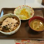 すき家 - 高菜明太マヨ牛丼（並）＋サラダセット