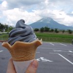 ご当地ファーム山の駅　大山望 - 黒ぼくソフト350円