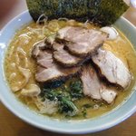 清六家 - ブログでチャーシューと麺が変わったとの事。麺は太く角張ったモノに。チャーシューはバラ三枚、ロースが二枚という構成でした。