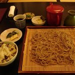草太郎庵 - そば会席のざる蕎麦と高菜のまぜご飯（熊本らしい！）。朱色の容器に入っているのは蕎麦湯。