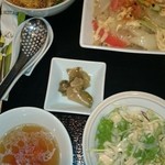 中国レストラン 雪園 - 月替わり
            海老と卵とトマトの炒め丼とハーフ担々麺