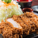 とんかつ・豚肉料理　こぶたや - ボリュームに自身あり！6種から選べるランチ限定の定食は600円。ライス、みそ汁、おしんこ付き。