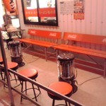 ラーメン魁力屋 - 店頭の待合スペース(２０１５年１２月７日撮影)