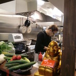 Izakaya Sendou Kombi - かなりオープンの厨房スペースは安心感満点です