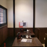 Izakaya Sendou Kombi - 店内のテーブル席は２名テーブルが５つありました