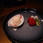 野菜割烹 あき吉 - デザートはゴマアイスとフルーツの盛り合わせ