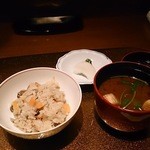 野菜割烹 あき吉 - 炊き込みご飯と赤だし