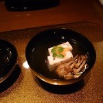 野菜割烹 あき吉 - お椀　ゴマ豆腐としめじ、ちょっと焼いてて香りが最高