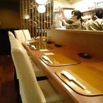 野菜割烹 あき吉 - カウンター４組くらいかな、それと座敷が一つ