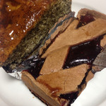 ゴントラン シェリエ - 紅茶とプラムのケーキ（330円）とリンツァートルテ（320円）