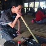 ろばたやき山ろく - 炭火を強くしている店長の樺（かば）さん　→親切丁寧で超良い人＾＾　※写真許諾済み