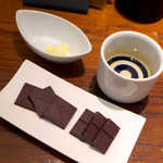チョコレート（￥431）。まるで実験室のように、日本酒とチョコの相性を試せる