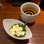 クリームチーズの酒粕漬け（￥567）を、「天保正一」平成8年秘蔵酒（￥998）と合わせる