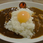 カレーの赤田屋 - ハーフ＆ハーフ+生卵