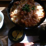 はりゆん - かつ重定食（かつ重、小鉢、お新香、味噌汁付）980円　※写真見づらくてすみません↓