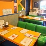 カレー魂 デストロイヤー - 店内（テーブル席）