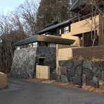 レセプションから1km、星のや専用キューブで集落(宿泊棟)まで送迎