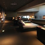 星のや軽井沢 - 朝のライブラリーラウンジ