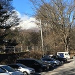 星のや軽井沢 - 星野エリアの駐車場からは雪を抱く浅間山が見えます