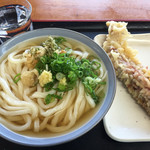 純手打うどん よしや - 熱いうどん中 300円 ゲソ天 110円