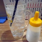 立ち呑み 魚平 - 「チューハイ」ヨコの黄色いヤツはクエン酸。