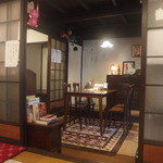 月と亀 - 店内も木造で古民家風です