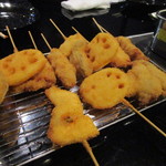 串カツ屋　真心 - まずレンコンやなすび等の天ぷらが揚がってきました、大阪の串揚げなんで勿論ソースの２度漬けは禁止ですよ。
