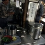 山下うどん - 鍋の中に、温かい出汁、冷たい出汁、それぞれ入っています　※2015年11月