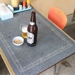 テーブルはガムテープで直してあります