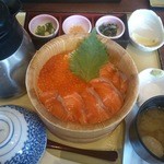 おひつごはん四六時中 - ノルウェーサーモンといくらのおひつごはん