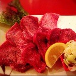 もつやき処　円満 - 重量級の厚切り牛タン150g。お値段なんと¥980！