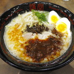 琉球新麺 久 - 「うま豚骨ラーメン」の玉子入りに辛味噌プラス