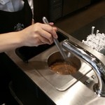 スターバックスコーヒー - 粉を入れて優しく優しく・・。