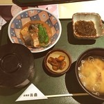 居酒屋 弁慶 - 居酒屋弁慶で、初のランチ。鯖味噌煮定食を頂きまして、柔らかくて凄い美味！魚類が豊富で、昼も夜も楽しめます！^ ^