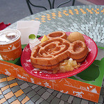 グレートアメリカン・ワッフルカンパニー - 季節のワッフル（アップル＆キャラメルアイスクリーム）とアイスコーヒー