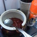 拉麺家 どん - 一味唐辛子が置いてある