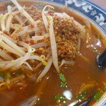 拉麺家 どん - 挽肉に細かな唐辛子はたっぷり