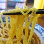 拉麺家 どん - 黄色い中太のストレート麺