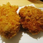 讃岐うどん あ季 - メンチカツ　左はチーズ入り