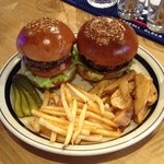 King's 8 Diner - ランチ2食分、左:ハンバーガー、右:テリヤキオニオンバーガー