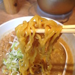 大島 - 味噌の中太ちぢれ玉子麺