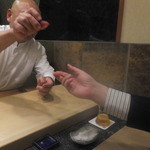 初音鮨 - 鮨とお気持ちを受け取りながら