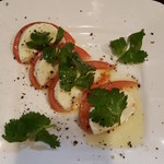 バルひげ - カプレーゼ・パクチー乗せ３８０円