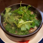 バルひげ - 牛筋と豆腐の煮込みパクチー鬼乗せ４８０円