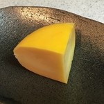 V!ZZ!T - 4つにカット、表面は乾燥を防ぐためにワックス(ロウ)でコーティングされています