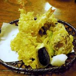 高橋家 - 天ぷら盛合せ(海老2、舞茸、ししとう、茄子、椎茸、柿