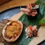 寿司割烹 魚紋 - 津居山産セイコ蟹（雲丹のせ炙り）香箱蟹のミニコース