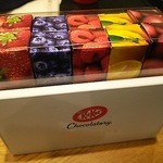 キットカット ショコラトリー - 左からストロベリー、ブルーベリー、ラズベリー、柚子、パッションフルーツ