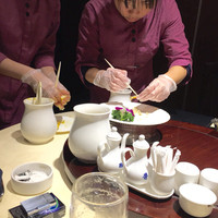老香港酒家京都 - 蟹を二人がかりで解してくれます。