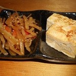 あきば - お通し（きんぴらごぼうと卵焼き）